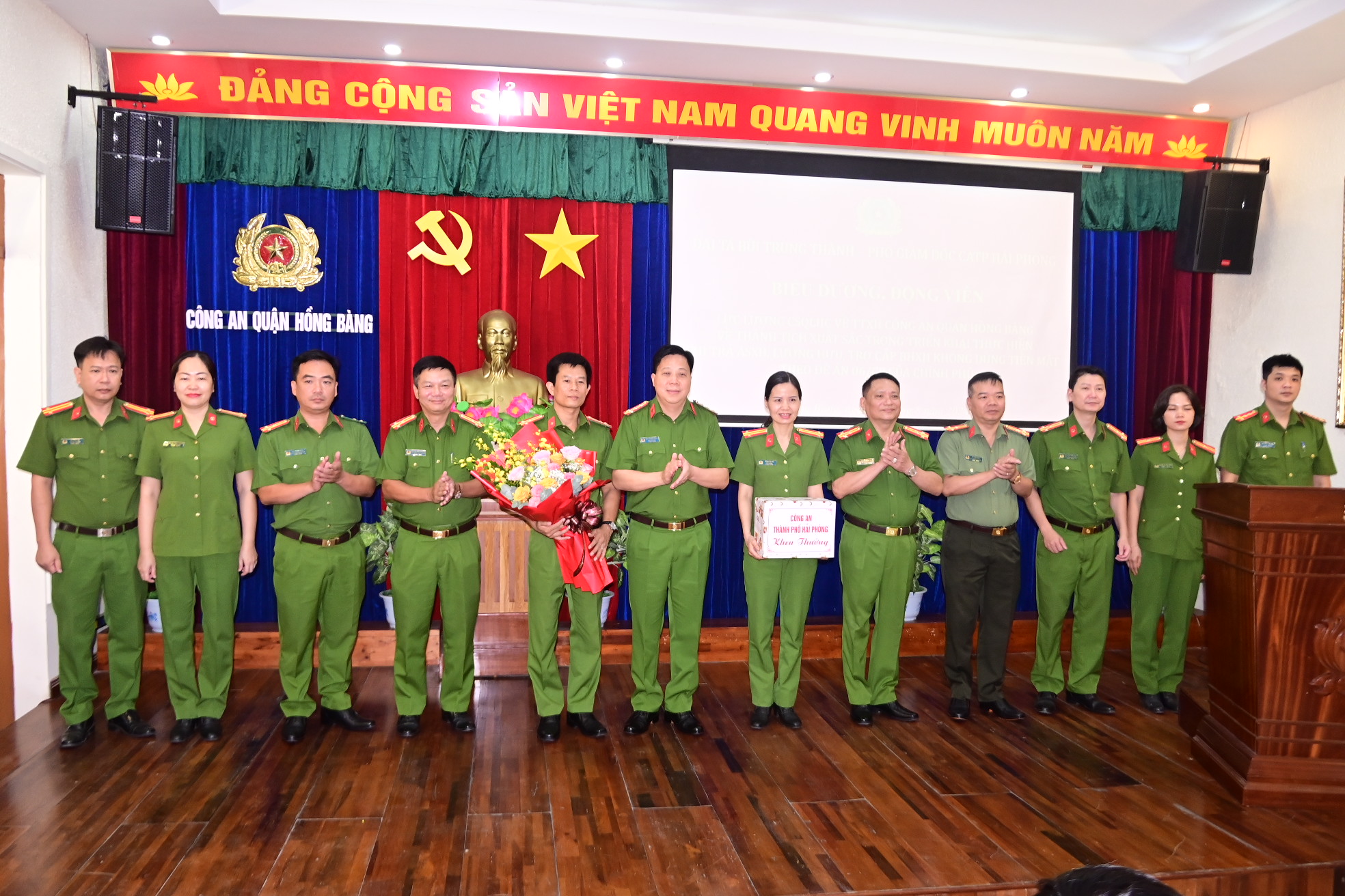 Đại tá Bùi Trung Thành, Phó giám đốc CATP biểu dương CAQ Hồng Bàng về thành tích thực hiện hiệu quả Đề án 06/CP